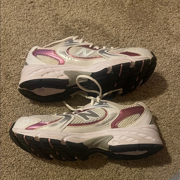 New Balance 530 Women's Sneakers - White and Pink - Picture 2 of 4